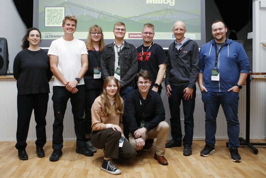 Hackathon voittajat ryhmäkuvassa